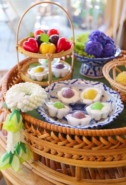 Conjunto de coloridos dulces tradicionales tailandeses hechos principalmente de leche de coco y frijoles mungo endulzados