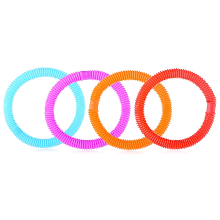 Foto un conjunto de coloridos frisbees de plástico para jugar al aire libre juegos activos para niños muchos anillos de colores aislados en un primer plano de fondo blanco