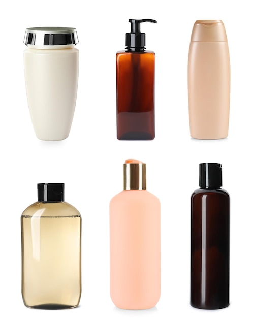 Conjunto com diferentes frascos de xampu no fundo branco