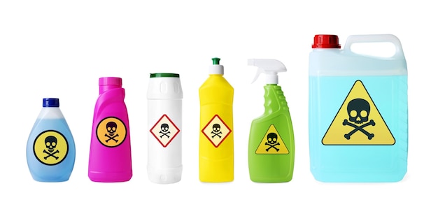 Foto conjunto com diferentes produtos químicos domésticos tóxicos com sinais de alerta no fundo branco