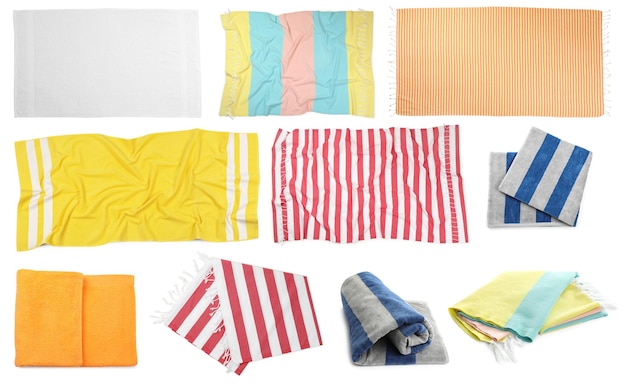 Foto conjunto com diferentes toalhas de praia em fundo branco