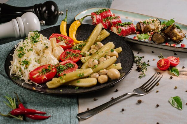 Conjunto com tomate, repolho, cogumelos, pepinos no fundo de madeira