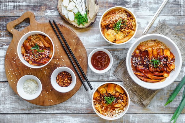 Foto un conjunto de comida coreana se sirve caliente.