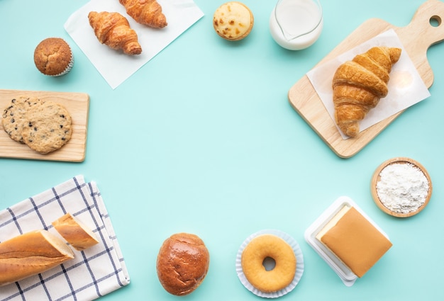 Conjunto de comida de desayuno o panadería, pastel en la mesa