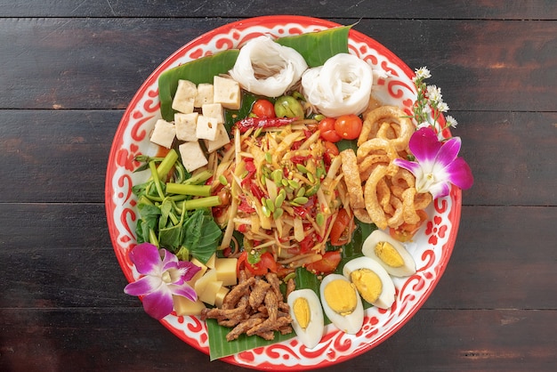 Conjunto de comida tailandesa en bandeja colorida