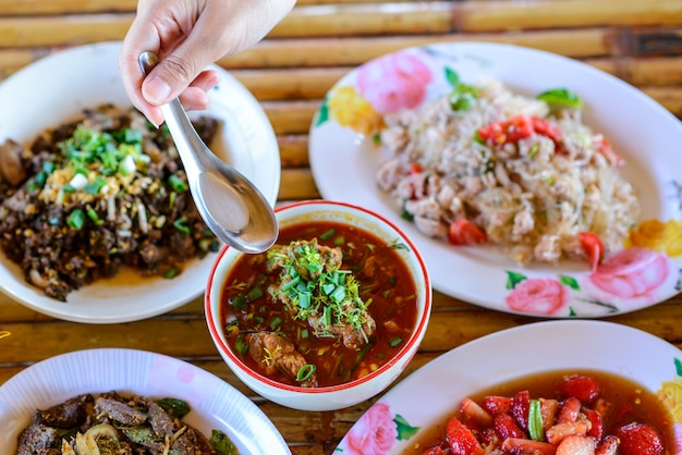 Conjunto de comida tailandesa del norte tradicional, Chiang Mai, Tailandia