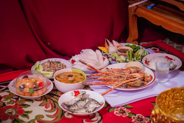 Conjunto de comida tailandesa que es delicioso y apetitoso.