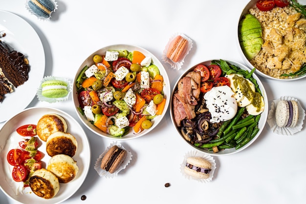 Conjunto de comidas festivas de carne y verduras y dulces sobre fondo blanco aislado Conjunto de menús