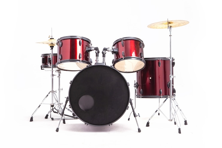 Conjunto completo de bateria vermelha em estúdio vazio isolado no fundo branco