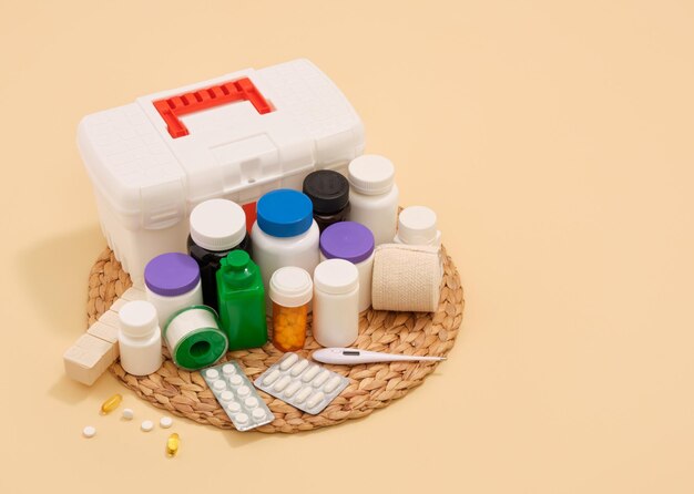 Conjunto de comprimidos de medicamentos en envases de pastillas comprimidos y cápsulas Copiar espacio para el texto