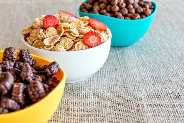 Conjunto de copos de maíz. Cereales para el desayuno. Copos de maíz con fresa.