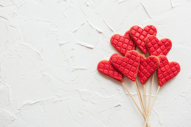 Conjunto de corazones a cuadros rojos sobre fondo blanco, espacio de copia