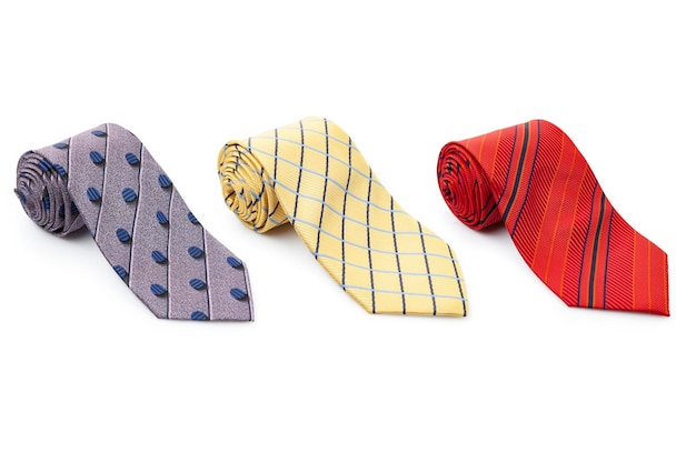 Conjunto de corbatas de hombres de diferentes colores sobre un fondo blanco aislado. Corbata de traje.