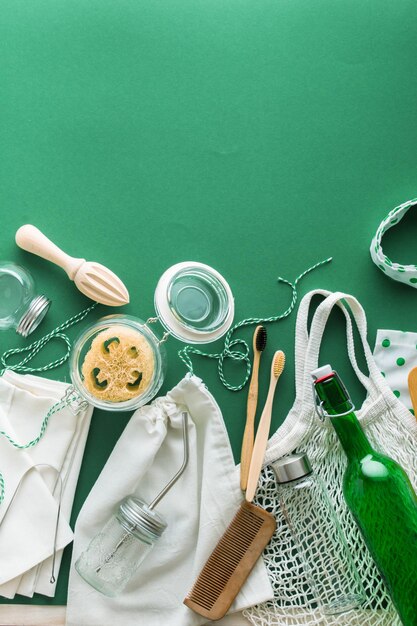 conjunto de cosas reutilizables de por vida sin plástico en un fondo verde