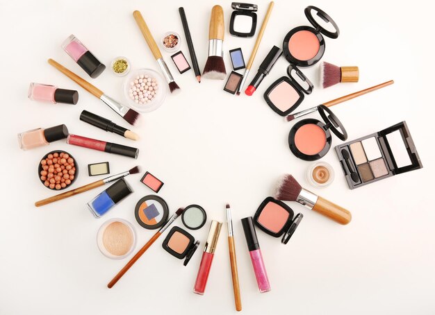 Conjunto cosmético decorativo sobre fondo blanco.