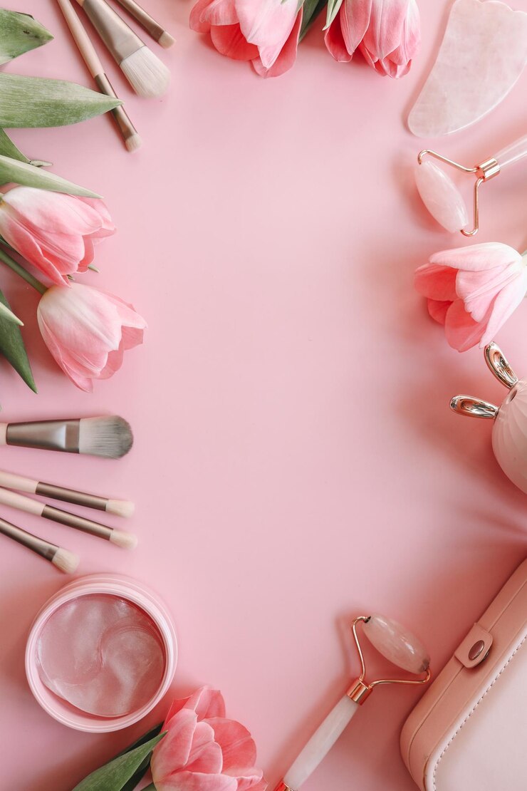 Conjunto cosmético vista superior plana yacía sobre fondo rosa