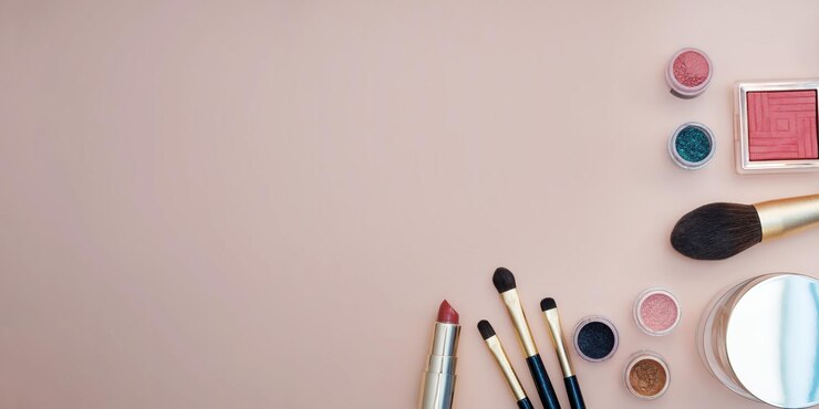 Foto conjunto de cosméticos de belleza para maquillaje facial y ocular femenino sobre fondo rosa