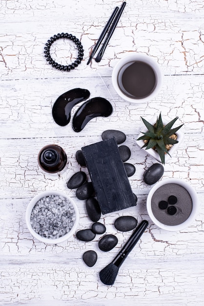 Foto conjunto de cosméticos detox de carbón negro. concepto de cuidado de la piel