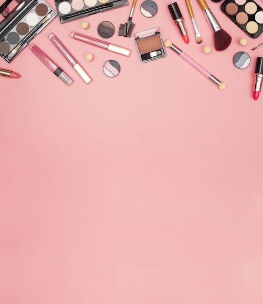 Conjunto de cosméticos profesionales, herramientas de maquillaje y accesorios sobre fondo rosa, belleza, moda, concepto de compras, endecha plana. Foto de alta calidad