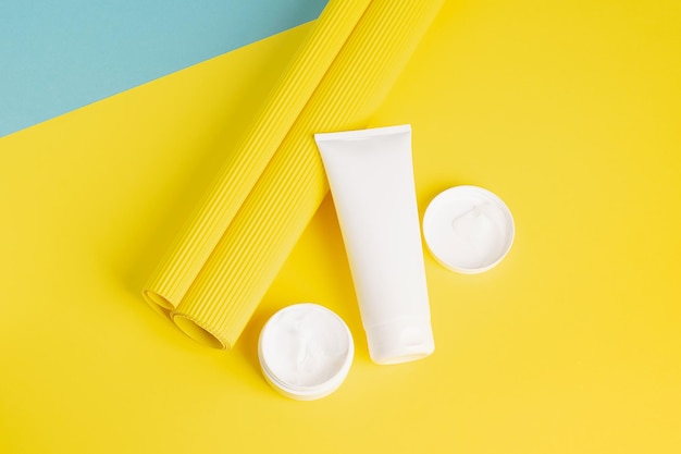 Un conjunto de cosméticos en varios envases blancos sobre un fondo amarillo abstracto moderno Tratamientos de spa de belleza y salud