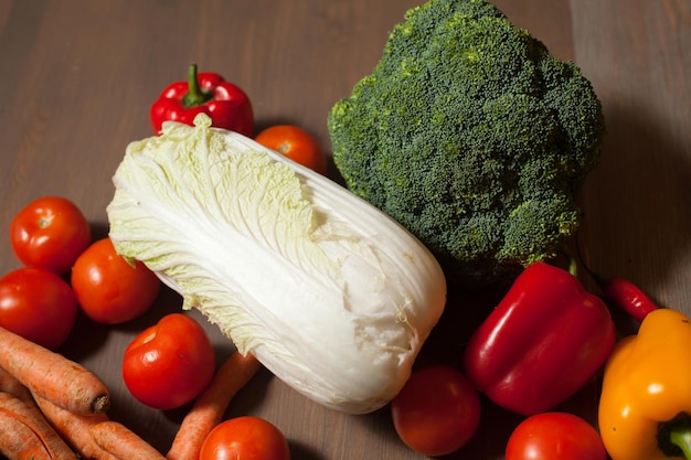 Conjunto crudo fresco de verduras en la mesa de madera