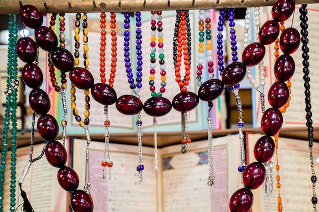 Conjunto de cuentas de oración de varios colores.