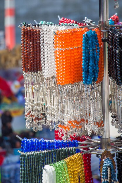 Conjunto de cuentas de oración de varios colores.