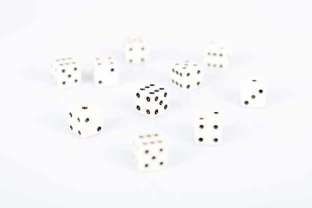 Conjunto de dados de juegos blancos sobre fondo blanco