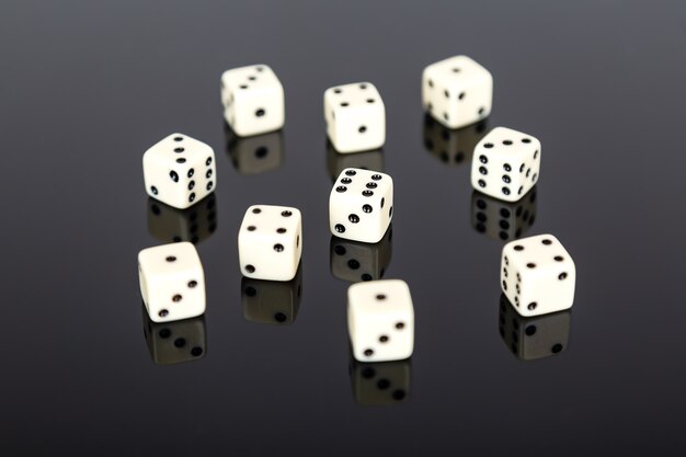 Conjunto de dados de juegos blancos sobre fondo negro