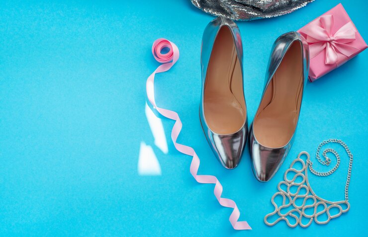 Conjunto de acessórios de férias feminino sapatos caixa presente vista superior plana leigos cópia espaço
