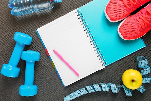 Foto conjunto de acessórios esportivos para fitness com equipamento de exercício em cinza