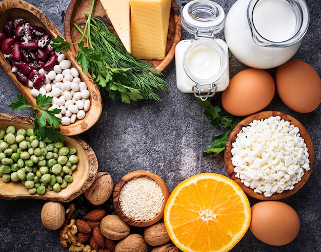 Conjunto de alimentos ricos em cálcio.