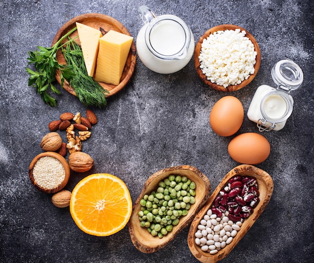 Conjunto de alimentos ricos em cálcio.