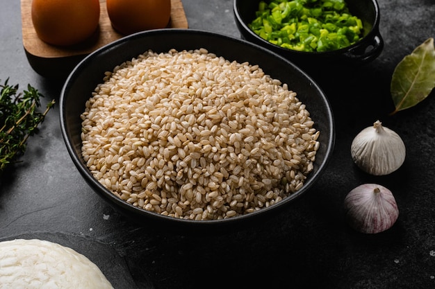 Conjunto de arroz integral, no fundo da mesa de pedra escura preta