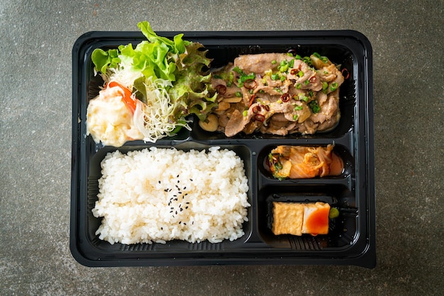 Conjunto de arroz japonês com yaki bento de porco - comida japonesa