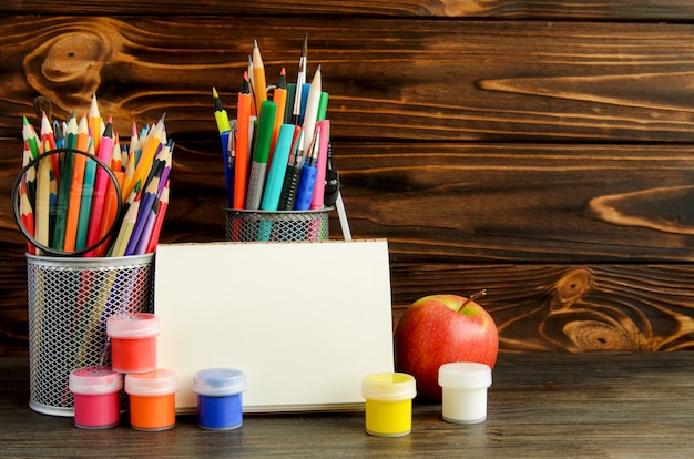 Conjunto de artigos de papelaria da escola para escrita criativa e desenho