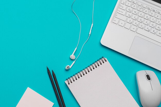 Conjunto de artigos de papelaria de escritório e suprimentos, vista superior