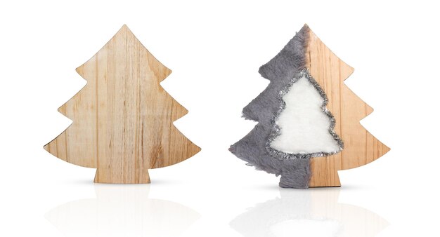 Conjunto de árvores de Natal de madeira isoladas em branco