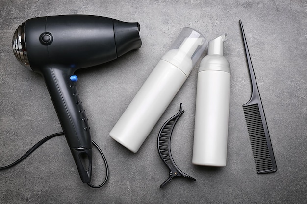 Conjunto de barbeiro com equipamentos de ferramentas e cosméticos em fundo cinza