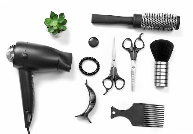Conjunto de barbeiros com ferramentas e equipamentos isolados em branco