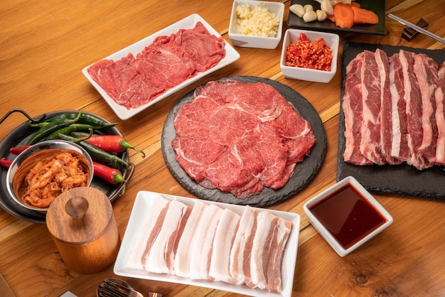 Conjunto de barriga de carne e porco fresca mista para churrasco com legumes frescos KimchiChurrasco coreano