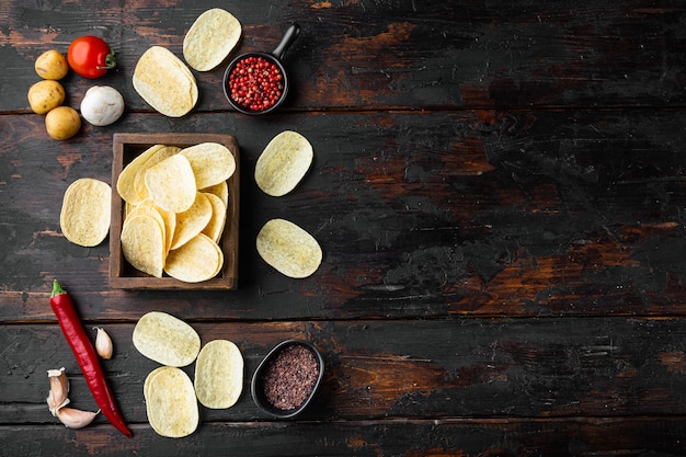 Conjunto de batatas fritas feitas em casa, na velha mesa de madeira escura, vista de cima plana