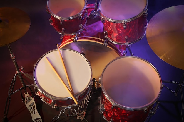 Conjunto de bateria e baquetas closeup