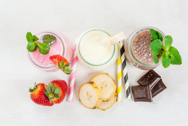 Conjunto de batidos clássicos em pequenos frascos