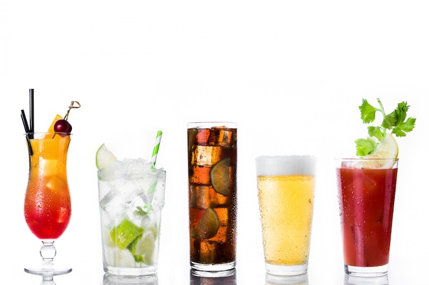 Foto conjunto de bebidas de álcool em branco
