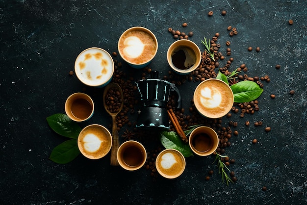 Conjunto de bebidas de café expresso cappuccino latte e Americano Em um fundo de pedra preta Vista superior