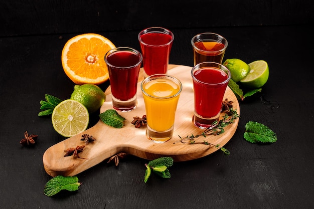 Conjunto de bebidas diferentes na mesa de madeira