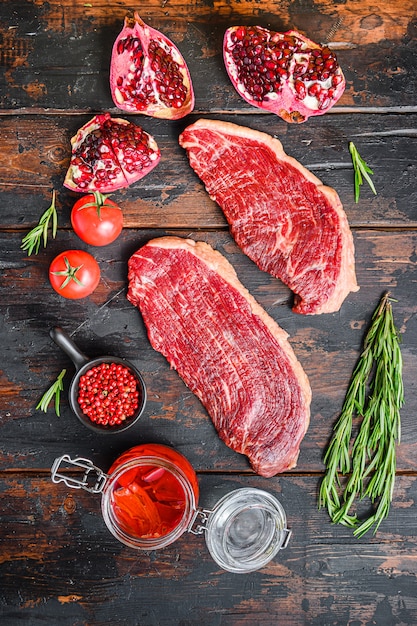 Conjunto de bifes de picanha crua com temperos