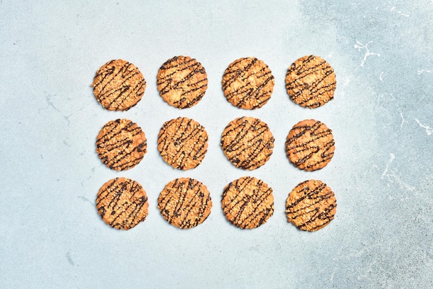 Foto conjunto de biscoitos de nozes com chocolate e fundo de pedra cinza espaço de exibição superior para texto