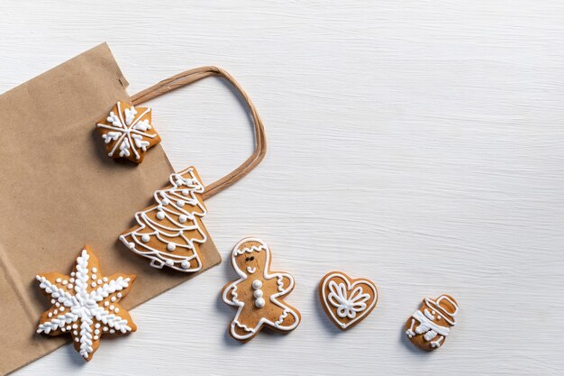 Conjunto de biscoitos festivos de ano novo em um fundo branco de madeira
